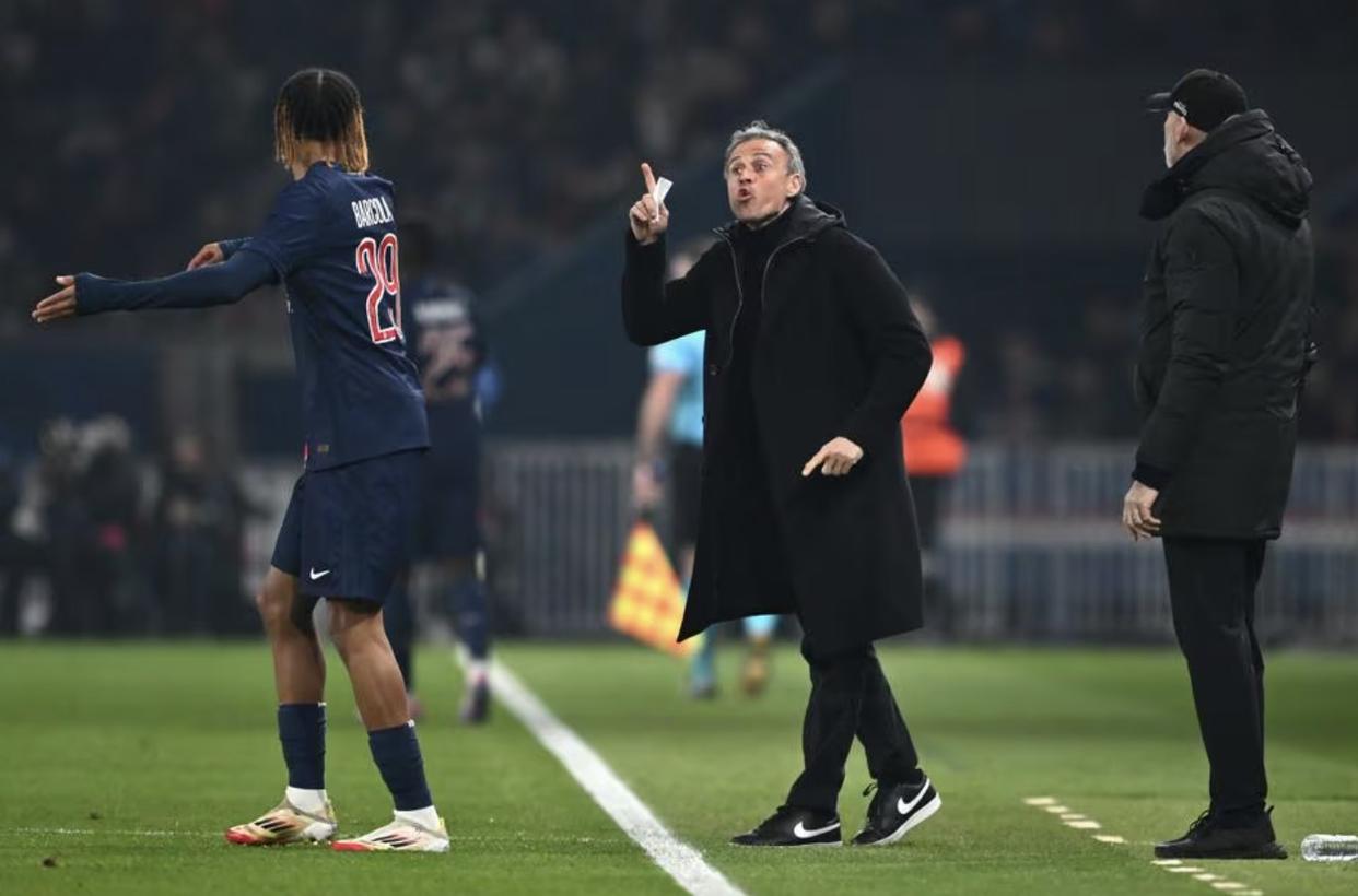 关于巴黎圣日耳曼大胜，夺取联赛榜首的信息