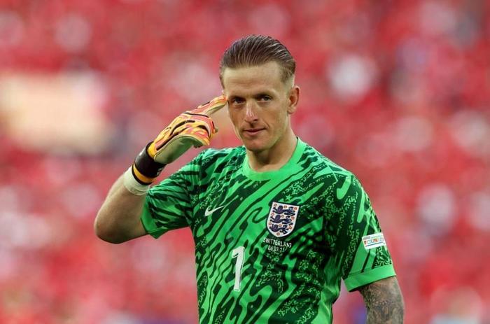 葡萄牙门将卡西利亚斯扑出关键球，力拒对手追平