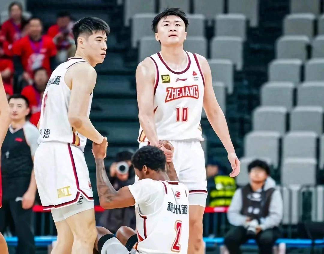 福建男篮在控制比赛中获胜，成功晋级