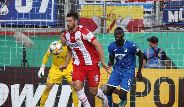 包含美因茨主帅调整首发阵容，力争下一场胜利的词条