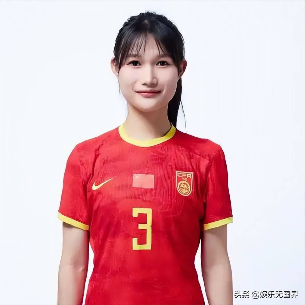 精妙配合：女足选手间默契无间