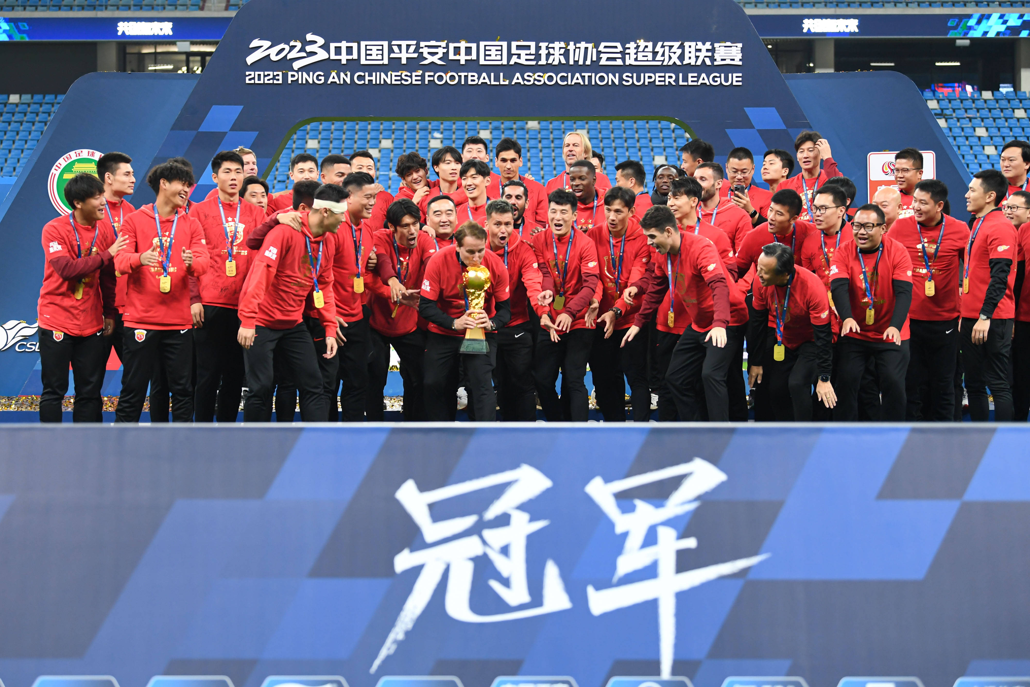 包含亚洲冠军联赛：上海上港横扫对手，一鼓作气晋级八强的词条