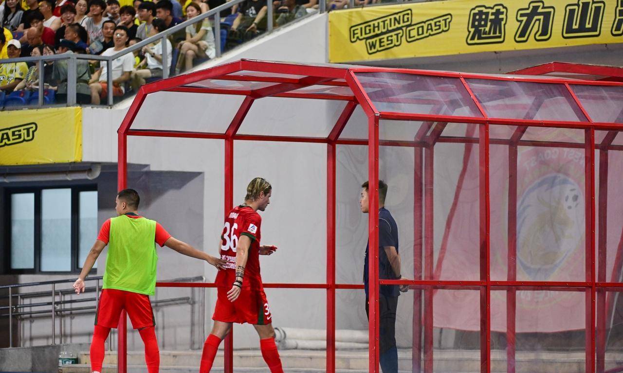 关于裁判尺度争议，球员情绪高涨的信息