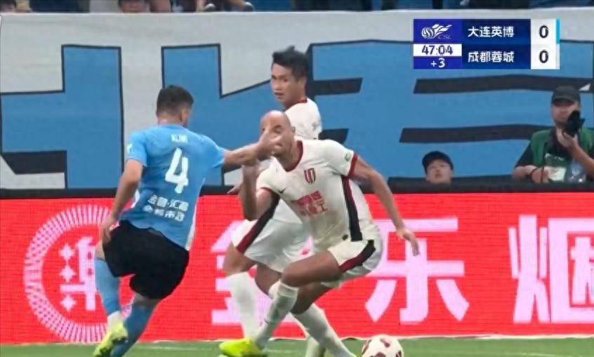 关于裁判尺度争议，球员情绪高涨的信息