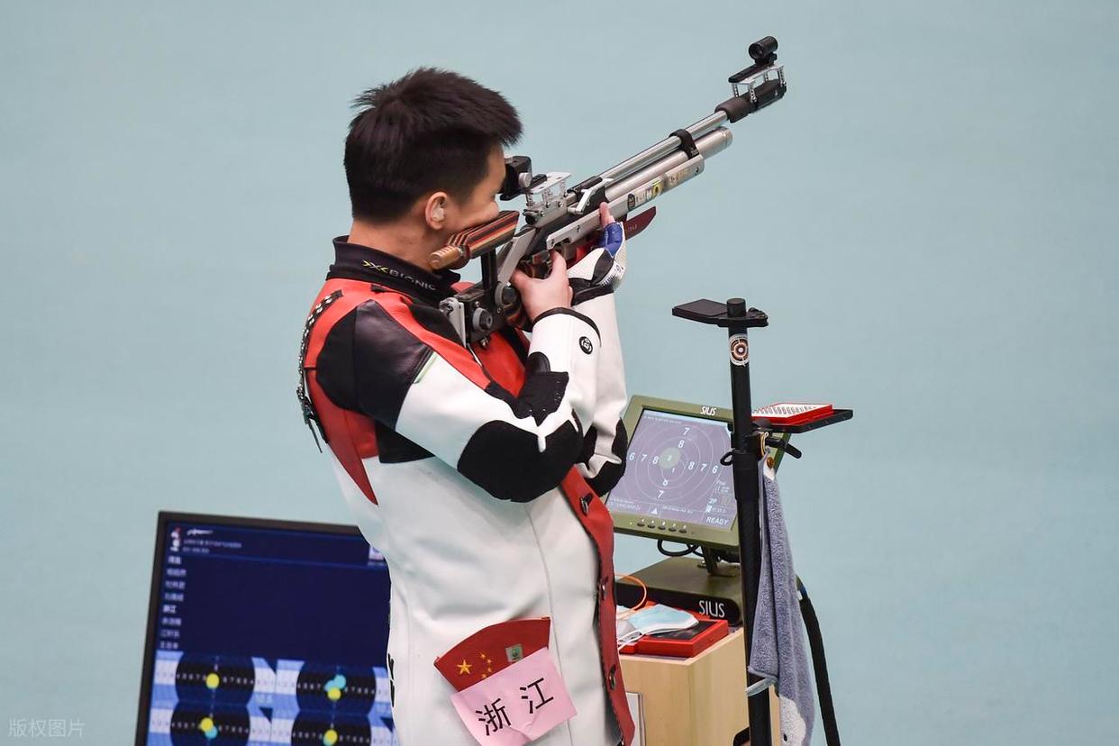 射击名将稳住心态，精准命中目标