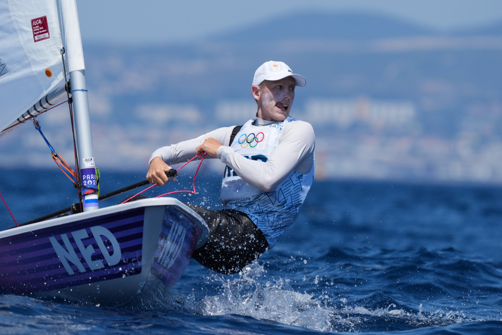 帆船比赛：英国选手获得冠军