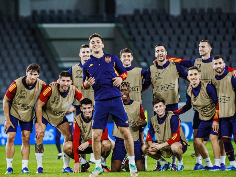 包含西班牙不敌克罗地亚，小组头名悬念的词条