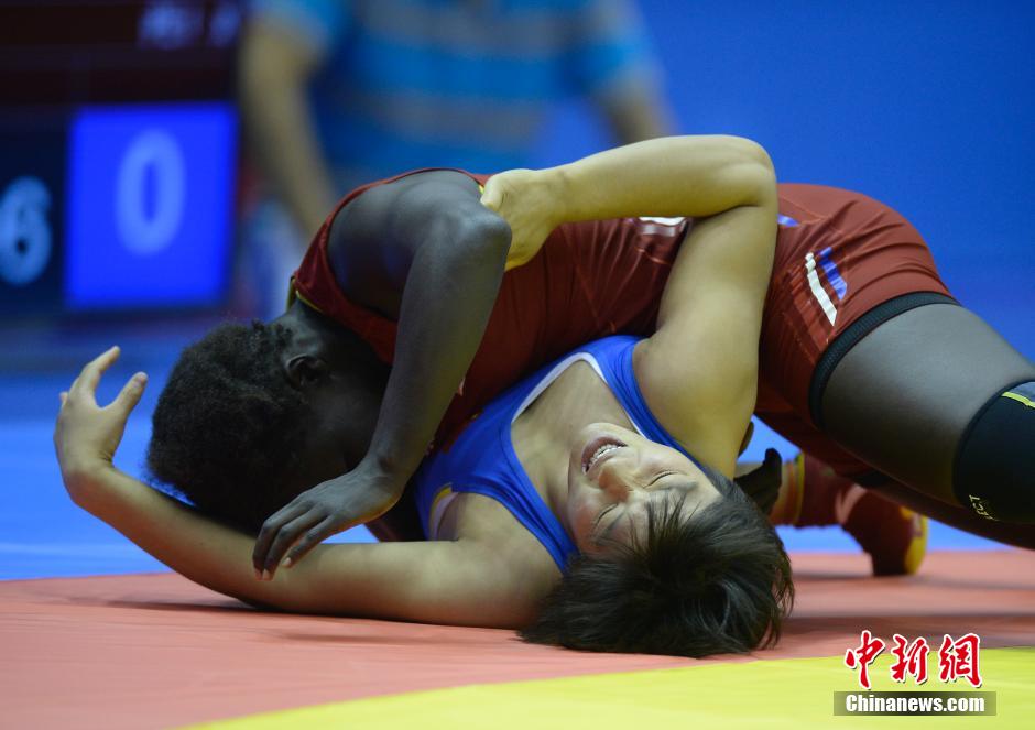 英国女子摔跤队选手勇夺亚军,表现亮眼 英国女子摔跤队选手勇夺亚军,表现亮眼