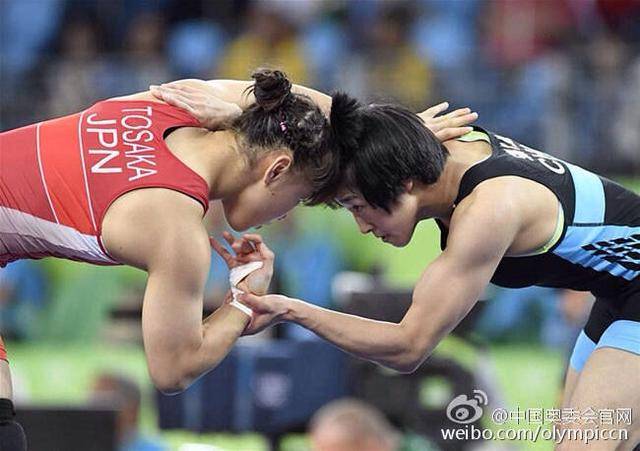 英国女子摔跤队选手勇夺亚军,表现亮眼 英国女子摔跤队选手勇夺亚军,表现亮眼