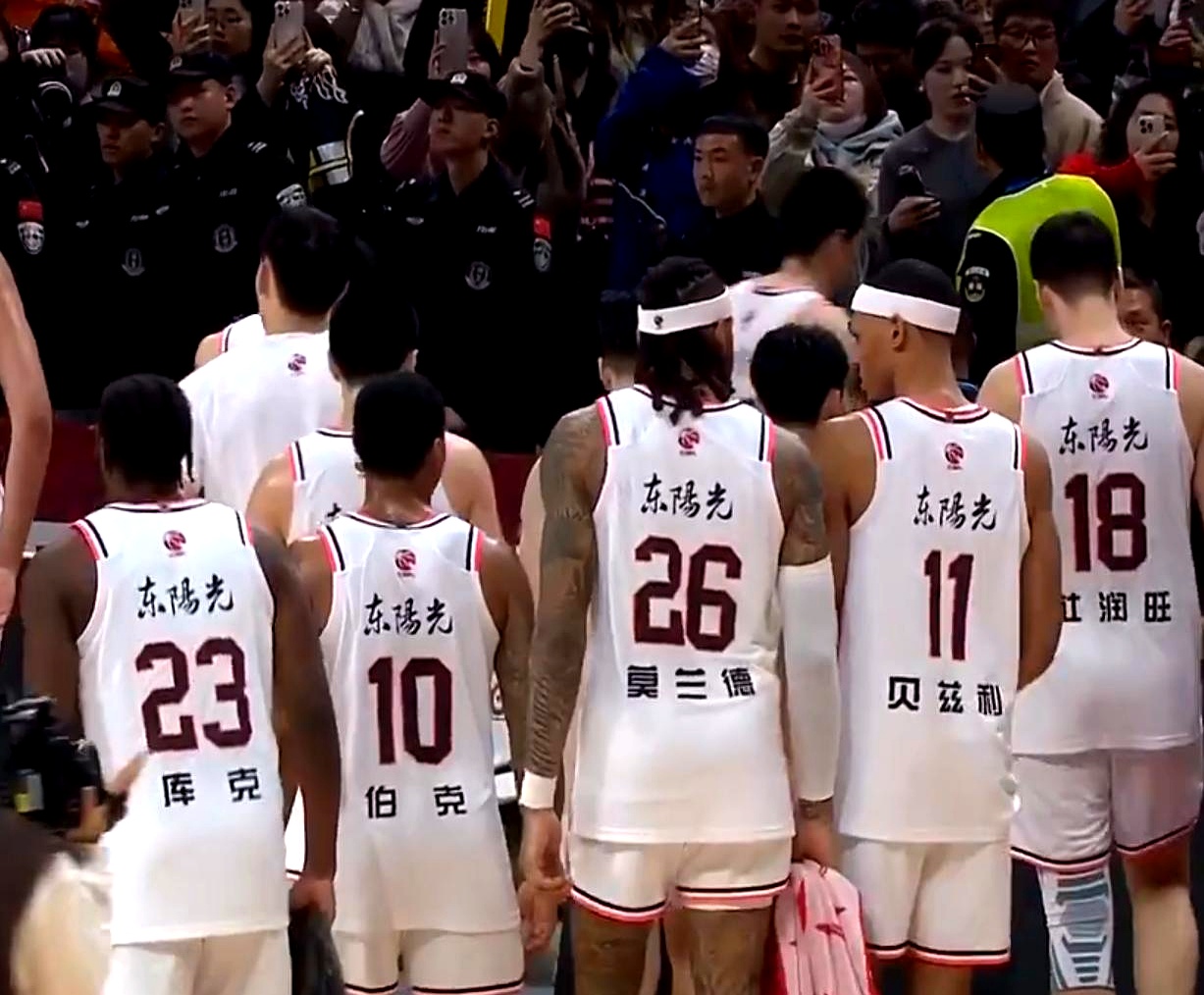 球队防守火力全开，对手阵容节节败退