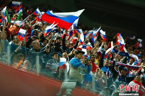 关于东道主队伍表现出色，成功晋级下一轮的信息