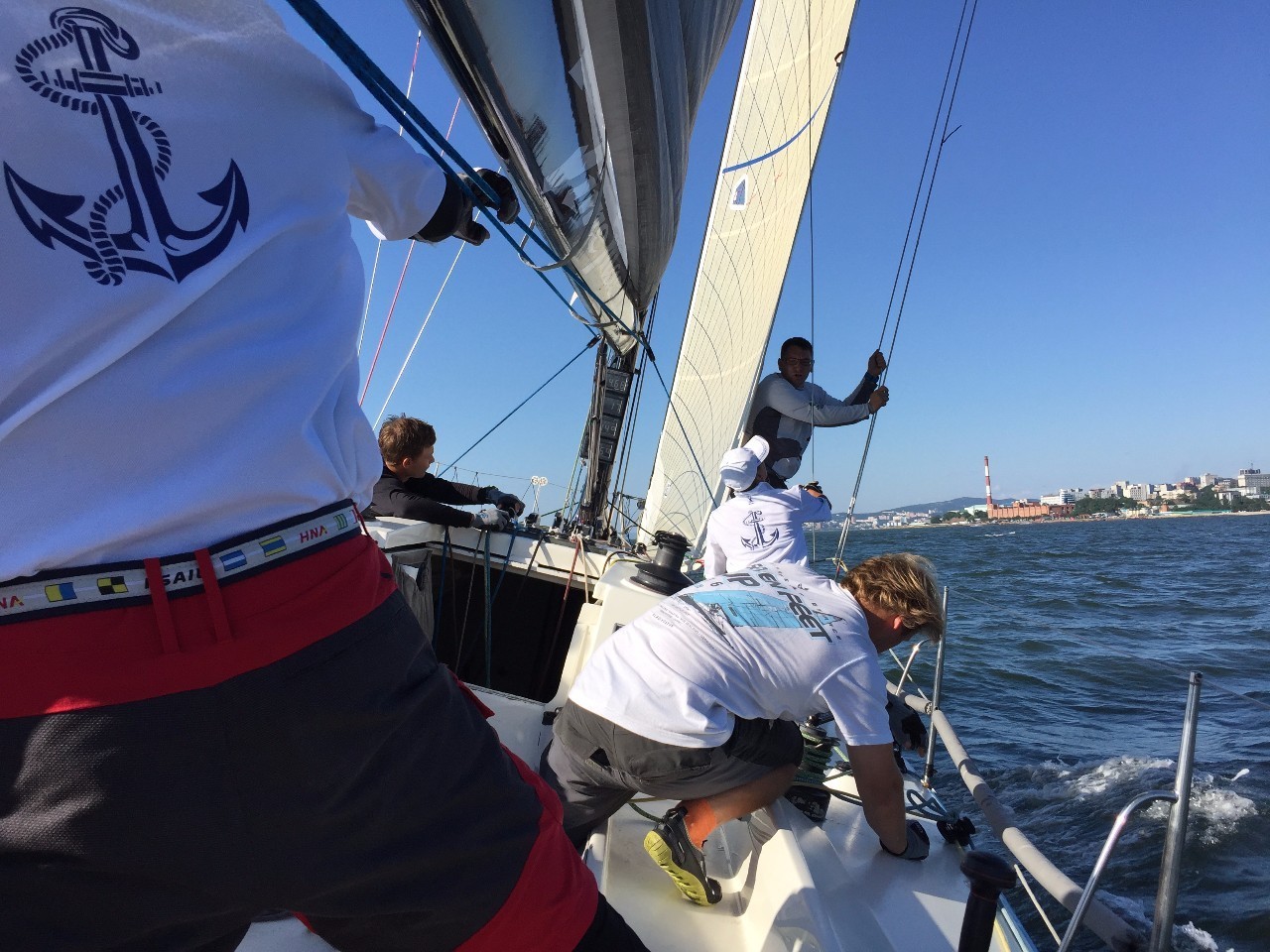 英国队在帆船比赛中击败对手